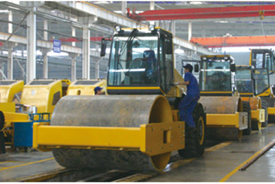 2002年2月，由履帶廠開(kāi)發(fā)研制的YZ18液壓振動(dòng)壓路機(jī)，順利下線。