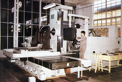 BPN-13B(R4)數(shù)控臥式加工中心。廠房擴(kuò)建加大，設(shè)備填平補(bǔ)齊，增加精、大、稀設(shè)備，新上生產(chǎn)線，提高企業(yè)裝備素質(zhì)，使山推廠成為名副其實(shí)的大馬力推土機(jī)生產(chǎn)廠。